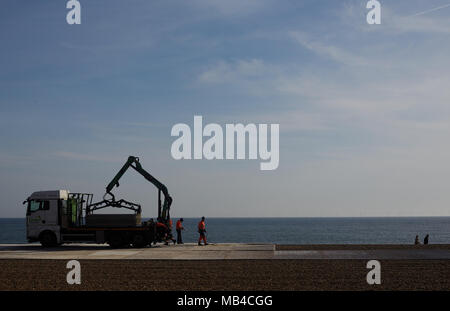 Brighton, UK. 6. April 2018. Handwerker installieren Boards am Strand von Brighton in der Grafschaft East Sussex im Rahmen der Vorbereitung auf die Weltmeisterschaft, wo der Fußball live im Fernsehen übertragen wird, damit die öffentlichkeit genießt. Touristen und Einheimische können die erste England Match am Montag, den 18. Juni von den Strand genießen. Der große Bildschirm Bereich von Luna Beach Kino wird auch verwendet, um Blockbuster auf", um zum Bildschirm die höchste Definition-LED-Bildschirm im Land." Quelle: Lauren Hurley/Alamy Live News Credit: Lauren Hurley/Alamy leben Nachrichten Stockfoto