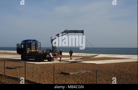 Brighton, UK. 6. April 2018. Handwerker installieren Boards am Strand von Brighton in der Grafschaft East Sussex im Rahmen der Vorbereitung auf die Weltmeisterschaft, wo der Fußball live im Fernsehen übertragen wird, damit die öffentlichkeit genießt. Touristen und Einheimische können die erste England Match am Montag, den 18. Juni von den Strand genießen. Der große Bildschirm Bereich von Luna Beach Kino wird auch verwendet, um Blockbuster auf", um zum Bildschirm die höchste Definition-LED-Bildschirm im Land." Quelle: Lauren Hurley/Alamy Live News Credit: Lauren Hurley/Alamy leben Nachrichten Stockfoto