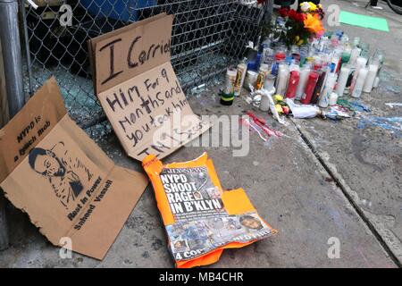 New York City, New York, USA. 6 Apr, 2018. Eine wachsende Bürgersteig Memorial von Freunden und Nachbarn von saheed Vassell, eine Mentalität krank, Crown Heights, Brooklyn, Mann, der von Nypd officers am Mittwoch getötet wurde weiterhin Trauernde am Ort seiner Ermordung zu zeichnen, mit Bereich - Bewohner anhalten, um ihren Respekt und Bedenken über die anhaltenden Töten von unbewaffneten schwarzen Männer in den USA bezahlen durch Polizeibeamte. Credit: G. Ronald Lopez/ZUMA Draht/Alamy leben Nachrichten Stockfoto