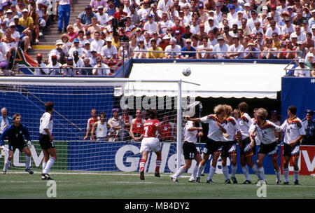 FIFA WM-USA 1994 10.7.1994, Giants Stadium, New York/New Jersey. Wm-Viertelfinale, Bulgarien/Deutschland. Hristo Stoitchkov (nicht auf Bild) Kurven ein Freistoß über die Deutsche Wand für Bulgariens Equalizer. Die deutschen Spieler von links Lothar Matthäus, Jürgen Klinsmann, Rudi Vler, Guido Buchwald, Thomas Helmer und Thomas Berthold. Auf der linken Torwart Bodo Illgner & Andreas Müller auf, in der Mitte Emil Kostadinov folgt die Kugel. Stockfoto