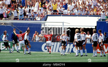 FIFA WM-USA 1994 10.7.1994, Giants Stadium, New York/New Jersey. Wm-Viertelfinale, Bulgarien/Deutschland. Hristo Stoitchkov (nicht im Bild) hat Bulgarien Niveau gebracht. Die deutschen Spieler von links Jürgen Kohler, Torwart Bodo Illgner, Andreas Müller, Lothar Matthäus, Jürgen Klinsmann, Guido Buchwald, Thomas Helmer und Thomas Berthold. Bulgariens Nasko Sirakov & Emil Kostadinov feiern. Stockfoto