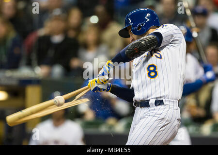 Milwaukee, WI, USA. 6 Apr, 2018. Milwaukee Brewers left fielder Ryan Braun #8 bricht ihm bat während der Major League Baseball Spiel zwischen den Milwaukee Brewers und die Chicago Cubs am Miller Park in Milwaukee, WI. John Fisher/CSM/Alamy leben Nachrichten Stockfoto