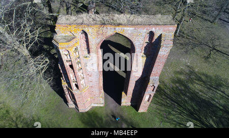 06 April 2018, Deutschland, Greifswald: Torbögen der Klosterruine Eldena. Das Kloster wurde von Mönchen 1199 gegründet und war bis zum 15. Jahrhundert erweitert. Das Kloster erlitt schwere Schäden während des Dreißigjährigen Krieges. Um 1800, der Maler C.D.Friedrich verwendet die Ruinen als Motive in seinen Gemälden. Foto: Stefan Sauer/dpa-Zentralbild/ZB Stockfoto