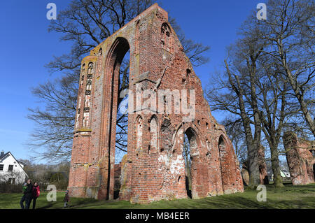 06 April 2018, Deutschland, Greifswald: Torbögen der Klosterruine Eldena. Das Kloster wurde von Mönchen 1199 gegründet und war bis zum 15. Jahrhundert erweitert. Das Kloster erlitt schwere Schäden während des Dreißigjährigen Krieges. Um 1800, der Maler C.D.Friedrich verwendet die Ruinen als Motive in seinen Gemälden. Foto: Stefan Sauer/dpa-Zentralbild/ZB Stockfoto