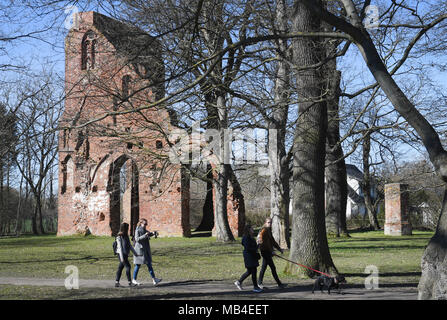 06 April 2018, Deutschland, Greifswald: Torbögen der Klosterruine Eldena. Das Kloster wurde von Mönchen 1199 gegründet und war bis zum 15. Jahrhundert erweitert. Das Kloster erlitt schwere Schäden während des Dreißigjährigen Krieges. Um 1800, der Maler C.D.Friedrich verwendet die Ruinen als Motive in seinen Gemälden. Foto: Stefan Sauer/dpa-Zentralbild/ZB Stockfoto