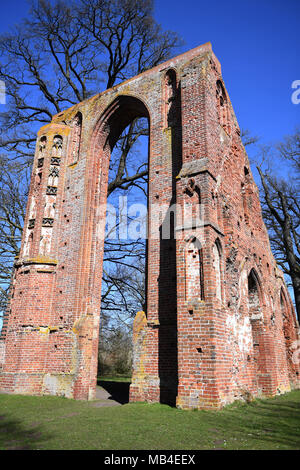 06 April 2018, Deutschland, Greifswald: Torbögen der Klosterruine Eldena. Das Kloster wurde von Mönchen 1199 gegründet und war bis zum 15. Jahrhundert erweitert. Das Kloster erlitt schwere Schäden während des Dreißigjährigen Krieges. Um 1800, der Maler C.D.Friedrich verwendet die Ruinen als Motive in seinen Gemälden. Foto: Stefan Sauer/dpa-Zentralbild/ZB Stockfoto