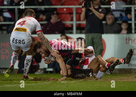 Merseyside, England. 6. April 2018. Von Hull FC Jack Logan wird von St. Helens Regan Gnade (R) und Mark Percival 6 St. Helens April 2018, total Gottlosen Stadion, Merseyside, England; Betfred Super League Rugby, Runde 10, St Helens v-Rumpf FC Credit: Aktuelles Bilder/Alamy Leben Nachrichten angegangen Stockfoto