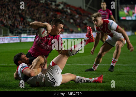 Merseyside, England. 6. April 2018. Von Hull FC Jamie Shaul wird von Matty Smith 6 St. Helens April 2018 behandelt, völlig Gottlosen Stadion, Merseyside, England; Betfred Super League Rugby, Runde 10, St Helens v-Rumpf FC Credit: Aktuelles Bilder/Alamy leben Nachrichten Stockfoto