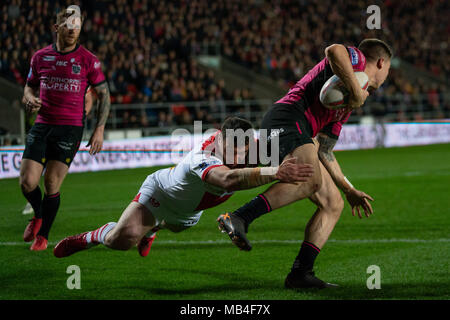 Merseyside, England. 6. April 2018. Von Hull FC Jamie Shaul wird von Matty Smith 6 St. Helens April 2018 behandelt, völlig Gottlosen Stadion, Merseyside, England; Betfred Super League Rugby, Runde 10, St Helens v-Rumpf FC Credit: Aktuelles Bilder/Alamy leben Nachrichten Stockfoto