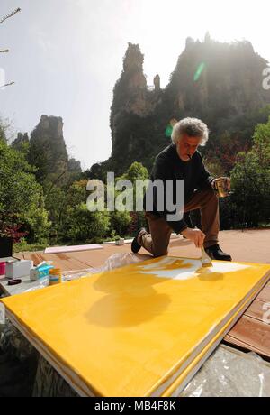 Zhangjiajie, Hunan Provinz Chinas. 6 Apr, 2018. Francesco Roviello aus Italien Farben an Zhangjiajie UNESCO Global Geopark im Landschaftspark Wulingyuan gelegen Stadtteil von Niagara-on-the-Lake City, Central China Provinz Hunan, April 6, 2018. Über 21 Künstler aus Italien nahmen an einer kulturellen Veranstaltung in der geopark, der für seine quartzose Sandstein Relief bekannt ist. Dieser geopark ist eine der geoparks in China, die bereits von der UNESCO zum Welt Netzwerk der Geoparks gewählt worden sind. Credit: Wu Yongbing/Xinhua/Alamy leben Nachrichten Stockfoto