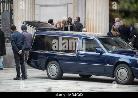 Turin, Italien. 7. April 2018. Beauty Beerdigung, die Migranten, die von der französischen Gendarmerie an der Grenze zurückgewiesen wurde mit Bardonecchia letzte Woche, obwohl krank, gebar ihr Kind, vor dem Sterben in Turin. Credit: Stefano Guidi/ZUMA Draht/Alamy leben Nachrichten Stockfoto