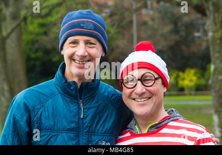 Poole, Dorset, Großbritannien. April 2018. Wo ist Wally Poole Park Run. Poole Park Run Feiern Sie ihr 7-jähriges Jubiläum mit einem Where's Wally-Lauf. Das nasse Wetter hat Wally nicht abschrecken können! Wo ist Wally wo ist Wally wo ist Wally? Wo ist Wally? Quelle: Carolyn Jenkins/Alamy Live News Stockfoto