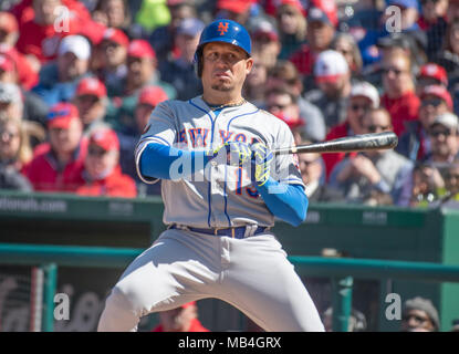 New York Mets shortstop Asdrubal Cabrera (13) Nimmt einen benannten dritten Schlag im siebten Inning gegen die Washington Nationals an den Angehörigen Park in Washington, DC am Donnerstag, 5. April 2018. Das Mets gewann das Spiel 8-2. Quelle: dpa Picture alliance/Alamy leben Nachrichten Stockfoto