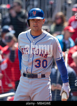 New York Mets linken Feldspieler Michael Conforto (30) auf on deck Circle, kurz bevor Sie führt im ersten Inning gegen die Washington Nationals an den Angehörigen Park in Washington, DC am Donnerstag, 5. April 2018. Quelle: dpa Picture alliance/Alamy leben Nachrichten Stockfoto