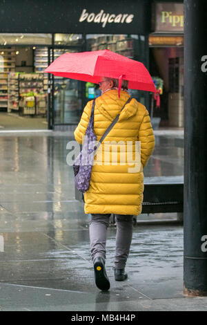 Merseyside, UK. 7. April 2018. Southport, Merseyside. 7. April 2018. UK Wetter. April Duschen regen nach unten auf die Pendler in die Stadt, als sie nach der langen Bank Holiday Wochenende in Southport, Merseyside. Meteorologen prognostizieren eine eher bewölkt und showery Nachmittag, einige der Duschen schwere mit der Gefahr von Hagel und Donner. Credit: cernan Elias/Alamy leben Nachrichten Stockfoto