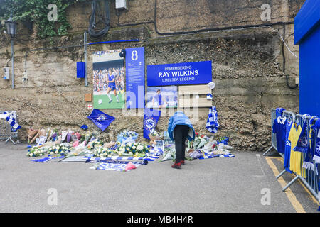 London, Großbritannien. 7. April 2018. Floral Tribute und Meldungen der Sympathie von Fußball-Fans werden an ein spezielles Denkmal Schrein an der Stamford Bridge in das ehemalige Chelsea Spieler Ray 'Butch' Wilkins, die 61 Am 4. April 2018 im Alter von starb platziert Stockfoto