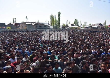 Pulwama, Jammu und Kaschmir, Indien. 7. April 2018. - Tausende von Menschen versammelt, Beerdigung Gebet der Getöteten militanten Mussavir Wani, der am Freitag, 06. April 2018 wurde in einem kurzen Shootout im Bereich der Kangan Pulwama Bezirk getötet, an Delipora Dorf Pulwama Bezirk hielt einige 30 km von Srinagar Sommer Hauptstadt des indischen Teil Kaschmirs. Tausende Menschen, darunter Frauen und Kinder, die in der Bestattung Gebete, die an seinem Dorf Delipora teilgenommen zu bieten. In der Zwischenzeit, Behörden strenge Beschränkungen im Bezirk auferlegt haben. Credit: ZUMA Press, Inc./Alamy leben Nachrichten Stockfoto