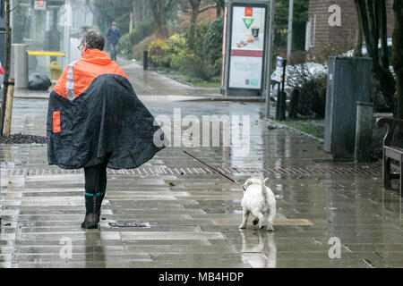 Merseyside, UK. 7. April 2018. Southport, Merseyside. 7. April 2018. UK Wetter. April Duschen regen nach unten auf die Pendler in die Stadt, als sie nach der langen Bank Holiday Wochenende in Southport, Merseyside. Meteorologen prognostizieren eine eher bewölkt und showery Nachmittag, einige der Duschen schwere mit der Gefahr von Hagel und Donner. Credit: cernan Elias/Alamy leben Nachrichten Stockfoto