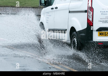 Southport, Merseyside. 7. April 2018. UK Wetter. April Duschen regen, nach unten, wodurch lokalisierte Überschwemmungen entlang der Küstenstraße zwischen Southport und Liverpool zu errichten. Pkw und Transporter spritzte ihren Weg durch das riesige Pfützen, da der Verkehr Warteschlangen hinter gebaut. Credit: cernan Elias/Alamy leben Nachrichten Stockfoto