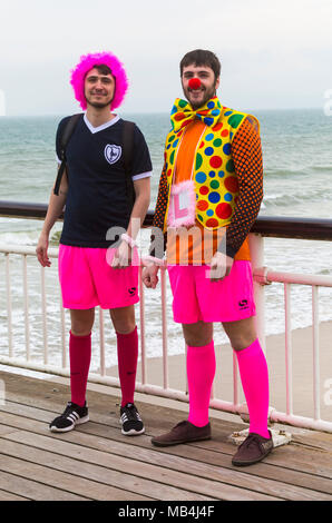 Bournemouth, Dorset, Großbritannien. 7. April 2018. UK Wetter: Nach einem feuchten Start in den Tag die Sonne versucht, heraus zu kommen, obwohl es auf der kühlen Seite Besucher gehen nach Bournemouth Strand am Meer während der Osterferien zu genießen. Die hellen und farbenfrohen ein paar Jungs auf einem Junggesellenabschied Credit: Carolyn Jenkins/Alamy leben Nachrichten Stockfoto
