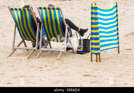 Bournemouth, Dorset, Großbritannien. 7. April 2018. UK Wetter: Nach einem feuchten Start in den Tag die Sonne versucht, heraus zu kommen, obwohl es auf der kühlen Seite Besucher gehen nach Bournemouth Strand am Meer während der Osterferien zu genießen. Credit: Carolyn Jenkins/Alamy leben Nachrichten Stockfoto