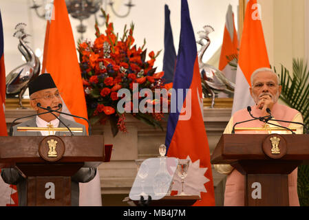 New Delhi, Indien. 7 Apr, 2018. Indische Ministerpräsident Narendra Modi (R) und nepalesischen Ministerpräsidenten Khadga Prasad Oli teilnehmen, eine gemeinsame Erklärung in Neu Delhi, Indien, April 7, 2018. Indien und Nepal am Samstag beschlossen, auf drei neue "Spiel ändern' Bereichen der Zusammenarbeit, einschließlich der Einrichtung neuer Eisenbahnverbindungen, die Öffnung der Binnenwasserstraßen und organische Landwirtschaft zu konzentrieren. Credit: Partha Sarkar/Xinhua/Alamy leben Nachrichten Stockfoto