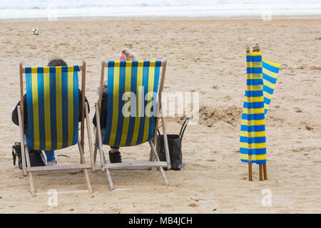 Bournemouth, Dorset, Großbritannien. 7. April 2018. UK Wetter: Nach einem feuchten Start in den Tag die Sonne versucht, heraus zu kommen, obwohl es auf der kühlen Seite Besucher gehen nach Bournemouth Strand am Meer während der Osterferien zu genießen. Stockfoto