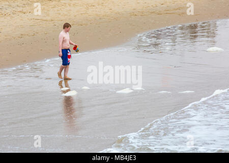 Bournemouth, Dorset, Großbritannien. 7. April 2018. UK Wetter: Nach einem feuchten Start in den Tag die Sonne versucht, heraus zu kommen, obwohl es auf der kühlen Seite Besucher gehen nach Bournemouth Strand am Meer während der Osterferien zu genießen. Stockfoto