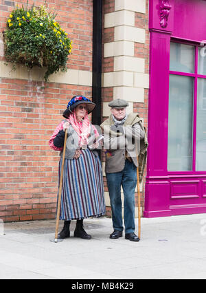 Die 51Th Northumbrian Versammlung in Morpeth Northumberland, Großbritannien im April 2018. Ein Paar, das in traditioneller Kleidung. Stockfoto