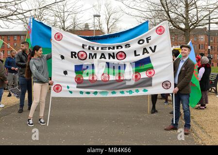 Govanhill, Glasgow, Schottland, Großbritannien. 7. April 2018. Das 5. jährliche Internationale Roma-Tag wurde gefeiert in Govanhill heute mit einer Parade, traditionelle Kleidung, Essen und Musik. Stockfoto