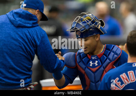 Milwaukee, WI, USA. 6 Apr, 2018. Chicago Cubs catcher Willson Contreras Nr. 40 vor der Major League Baseball Spiel zwischen den Milwaukee Brewers und die Chicago Cubs am Miller Park in Milwaukee, WI. John Fisher/CSM/Alamy leben Nachrichten Stockfoto