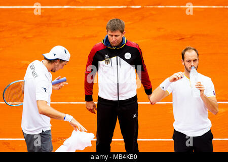 Valencia, Spanien. 7. April 2018. Deutsche Tennisspieler Jan-Lennard Struff und Tim Pütz mit Team Kapitän Michael Kohlmann (M) während des Davis Cup Endspiele gehalten an der Stierkampfarena in Valencia gegen den Spanier Feliciano Lopez und Marc Lopez. Credit: Frank Molter/Alamy leben Nachrichten Stockfoto