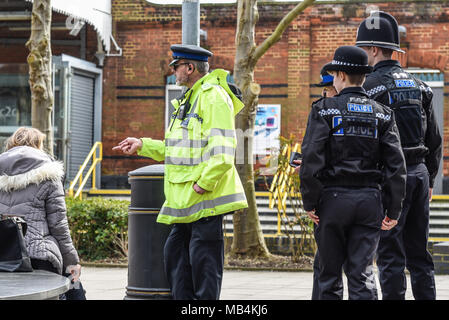 Im Stadtzentrum von Southend on Sea wurde eine Dispergierungsordnung erlassen, um antisoziales Verhalten als Reaktion auf die Zunahme von Unruhen innerhalb des Stadtzentrums im Zusammenhang mit Jugendgruppen zu bekämpfen. Die Polizei von Essex patrouillierte zahlenmäßig um die Universität und den Campus der Stadt und zog Leute weiter Stockfoto