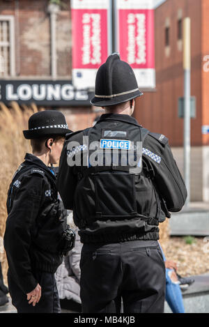 Im Stadtzentrum von Southend on Sea wurde eine Dispergierungsordnung erlassen, um antisoziales Verhalten als Reaktion auf die Zunahme von Unruhen innerhalb des Stadtzentrums im Zusammenhang mit Jugendgruppen zu bekämpfen. Die Polizei von Essex patrouillierte zahlenmäßig um die Universität und den Campus der Stadt und zog Leute weiter Stockfoto