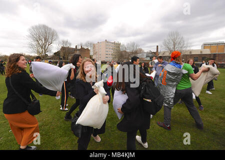 London, Großbritannien. 7. April 2018. Rund 100-200 Leute in Allens Gärten, Hackney, London, Vereinigtes Königreich heute in internationalen Kissen teilnehmen zu Kämpfen. Die Veranstaltung ist eine internationale Flashmob, die von Kevin Bracken in New York, 2003 begonnen wurde und nun im 15. Jahr. Seit seiner Gründung ist auf der ganzen Welt über das Internet und das World Wide Web verbreitet hat und es gibt jetzt Kissenschlachten in mehreren Dutzend Standorten in aller Welt. Quelle: Michael Preston/Alamy leben Nachrichten Stockfoto