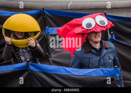 London, Großbritannien. 7. April 2018. Die Menschen genießen spielen Pacman in der tatsächlichen Wirklichkeit Arcade Spiel als Teil der London Games Festival auf dem Trafalgar Square. Die Veranstaltung wird durch den Bürgermeister für London unterstützt. Credit: Guy Bell/Alamy leben Nachrichten Stockfoto