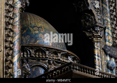 Die verzierte Decke Kuppel über die Beerdigung Gewölbe des Apostels Jakobus der wo die heiligste Jungfrau auf den Kopf des Apostels Jakobus in der Kathedrale von Saint James 12. Jahrhundert armenischen Kirche und der wichtigsten Kirche der Armenischen Patriarchat von Jerusalem im armenischen Viertel der Altstadt Ost Jerusalem Israel begraben Stockfoto