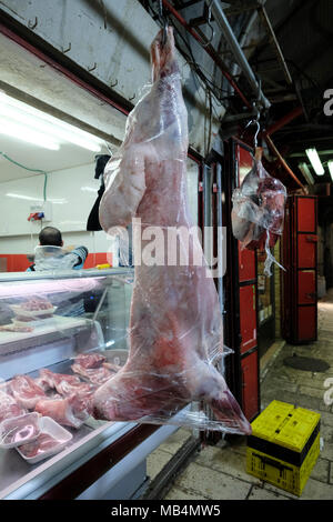 Fleisch verpackt in Nylon in eine Metzgerei in der Souk Al Lakhamin die Metzger oder Shuk Hakatsavim in Hebräisch im muslimischen Viertel der Altstadt Ost Jerusalem Israel gehängt Stockfoto