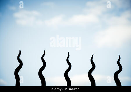 Scharfe, starke metall spitzen Skywards mit Begriffen wie Sicherheit, Begrenzung und Verteidigung. Stockfoto