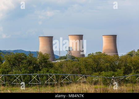 Drei power station Wasser Kühltürme Gebäude außerhalb der Stadt in der Landschaft. Stockfoto