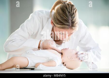Doktor, der säugling HLW Training Dummies. Stockfoto