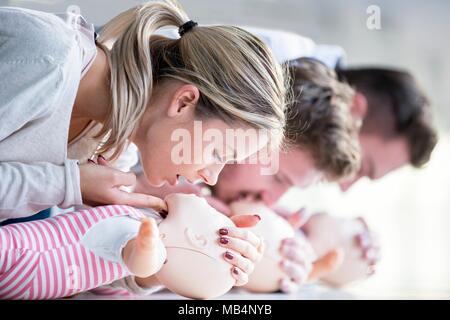 MODEL RELEASED. Doktor, der säugling HLW Training Dummies. Stockfoto