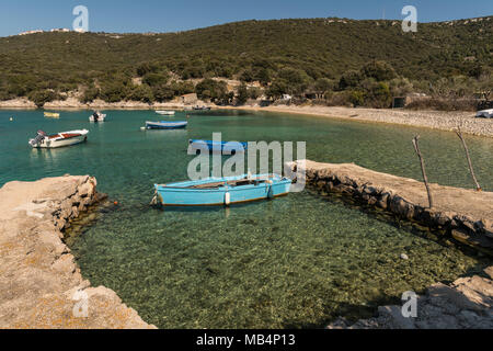 Cove in der Nähe von ustrine (Cres, Kroatien) mit kleinen Fischerbooten an einem sonnigen Tag im Frühjahr Stockfoto