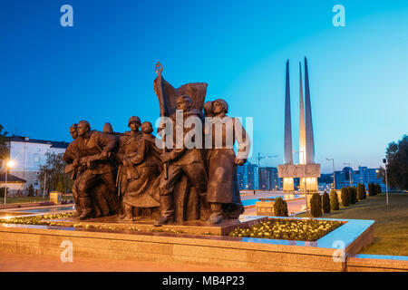 Vitebsk, Belarus. Am Abend Blick auf Monument "Drei Bajonette" der Erinnerung an die Befreier und Denkmal der Helden, die im Kampf für die Befreiung von Vit gestorben Stockfoto