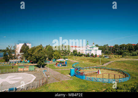 Polotsk, Belarus. Kirche der Fürsprache der Heiligen Jungfrau in der Nähe der Vergnügungsparks in sonnigen Sommertag. Stockfoto