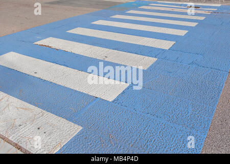 Hintergrund: Fußgängerüberweg,, die Menschen benutzen Straße sicher zu überqueren, nicht von Autos getroffen werden, Streifen in Weiß und Blau Zebra, auf dem schwarzen Asphalt gemalt, in Zentrum von Venezia, Italien Stockfoto