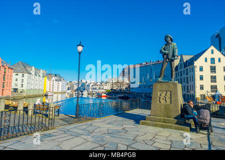 ALESUND, Norwegen - 04 April, 2018: Im freien Blick auf Skarungen Fisher Boy Statue, die Fischereiwirtschaft gewidmet Stockfoto