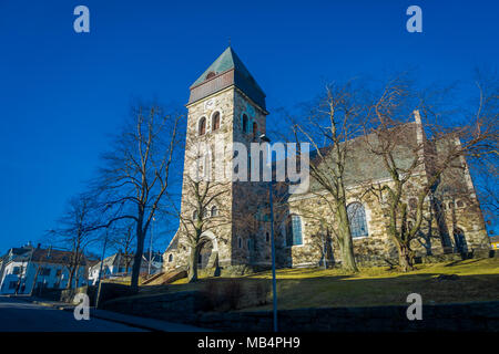 ALESUND, Norwegen - 04 April, 2018: Die Schöne im Hinblick auf Alesund Kirche, auf Kirkegata Stockfoto