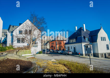 ALESUND, Norwegen - 04 April, 2018: Die Schöne im Blick auf einige Gebäude in der Nähe von Alesund Kirche, auf Kirkegata Stockfoto