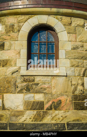 ALESUND, Norwegen - 04 April, 2018: Im freien Blick auf Fenster mit Glas in Alesund Kirche, auf Kirkegata Stockfoto